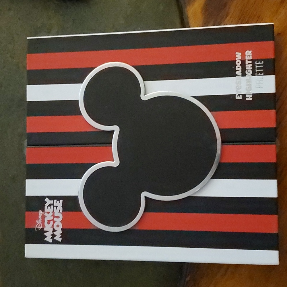 Disney eyeshadow/highlighter palette